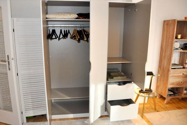 Kleiderschrank geöffnet