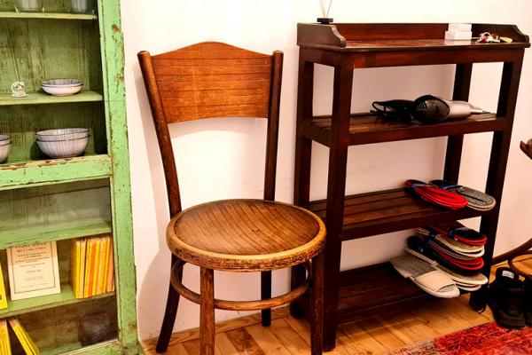 Vitrine, Stuhl und Sideboard